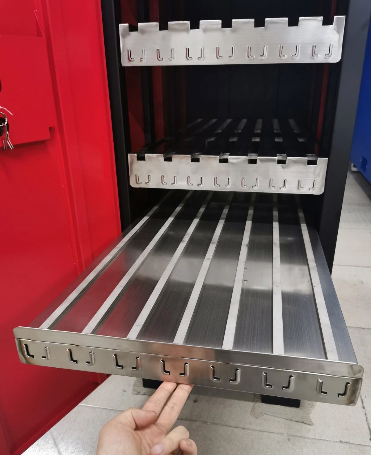 深圳某医疗器械公司定制三台折弯机模具柜